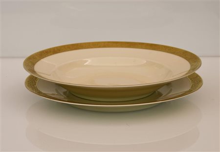 Servizio di piatti Edelstein Bavaria lumeggiati in oro ai bordi composto da 26 piatti piani e 12 piatti fondi   