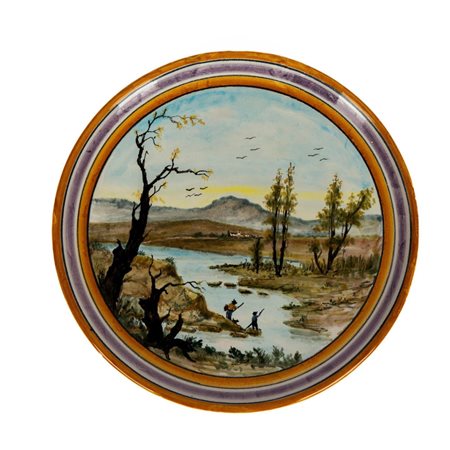 Piattino in maiolica ornato a paese e raffigurante pescatori lungo l'argine di un fiume   Manifattura dell'Italia centrale del XX secolo