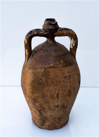 Truffolo biansato parzialmente ricoperto in smalto nella parte superiore e schiacciato ai lati.   Manifattura pugliese degli inizi del XX secolo