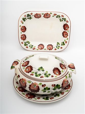 Zuppiera, piatto tondo e rettangolare di un servito Richard Ginori , Hand painted underglaze, Mondovì   