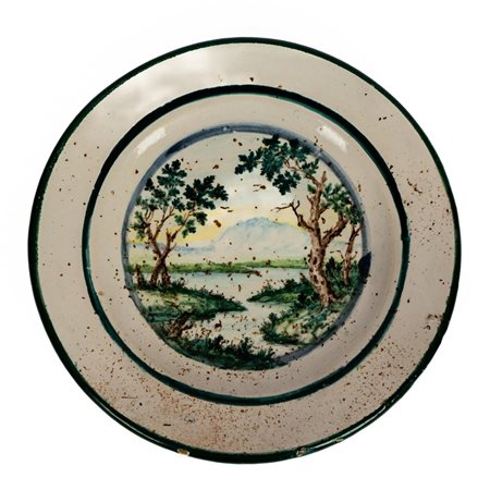 Coppia di piattini in  maiolica con decoro a paesaggio fluviale nella tesa   Manifattura del centro Italia degli inizi del XX secolo