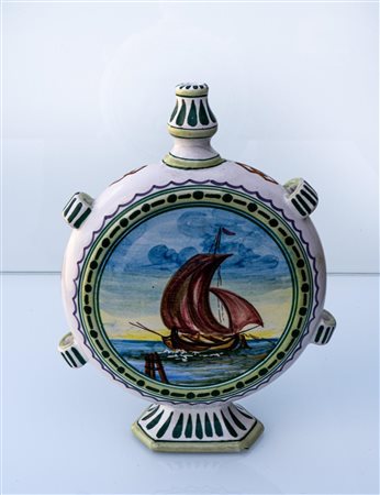 Fiasca da pellegrino con decoro a paesaggio marino   Manifattura di Castelli degli anni Trenta del XX secolo