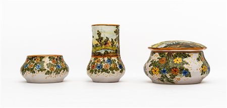 Servito da scrittura di tre pezzi con un portapenne e due portaoggetti con decoro a fiorellini e ornato a paese   Manifattura Bontempo di Fara Filiorum Petri, metà XX secolo