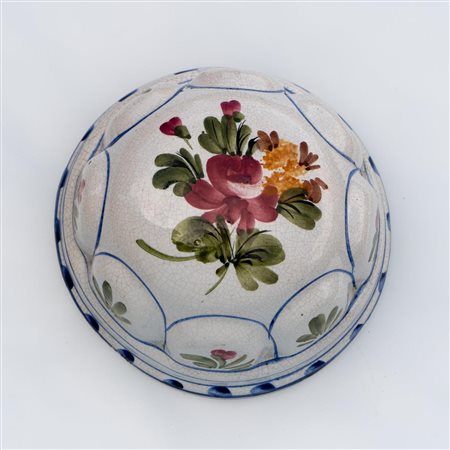 Stampo per dolci con decoro floreale.    Manifattura di Castelli del XX secolo