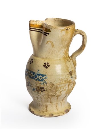 Brocca con decoro a fiori stilizzati in manganese e fascia azzurra con motivi geometrici decorati a spugnetta   Manifattura di Grottaglie del XIX secolo