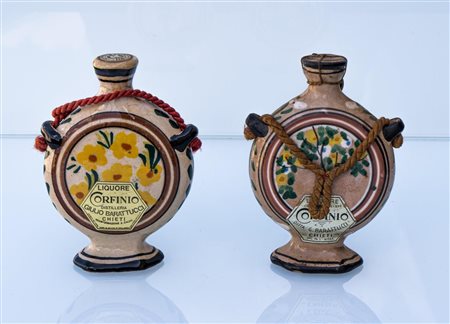 Lotto di due piccole fiasche da pellegrino contenenti Liquore Corfinio Giulio Berattucci.   