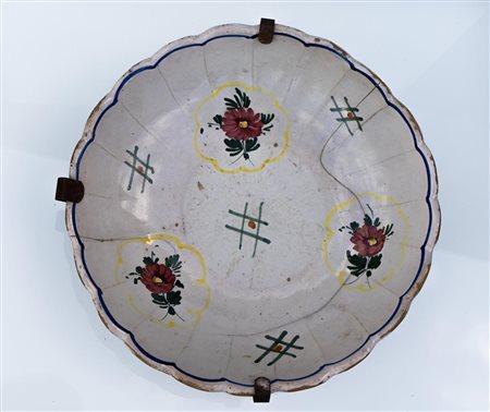 Piatto da portata con decoro blu sulla tesa. Decoro fiorato e geometrico   Manifattura di Castelli degli inizi del XX secolo