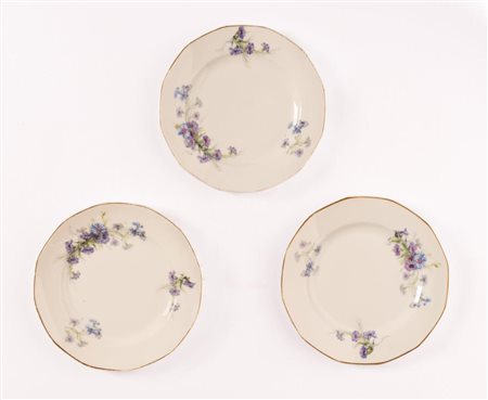 Lotto di tre piattini con decoro floreale nei toni del viola   