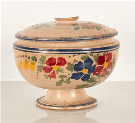 Piccola zuppiera con decoro a fioraccio anche sul coperchio   Manifattura di Castelli della fine del XIX secolo