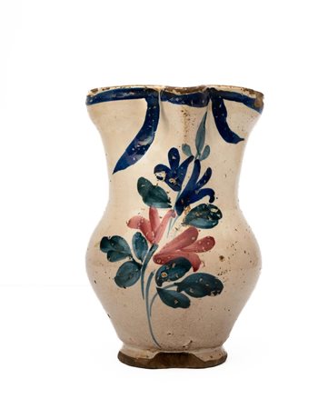 Brocca trilobata in maiolica con decoro floreale. Manifattura di Palena, XIX secolo   