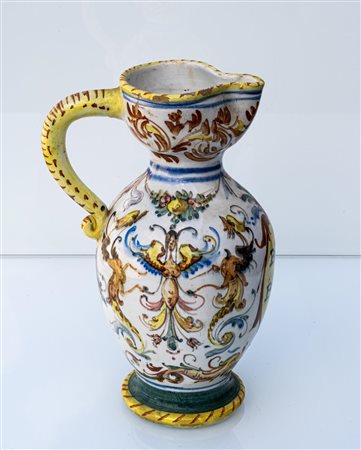 Brocca con decoro a grottesche e scritta "BEVI BENE".    Manifattura toscana del XX secolo