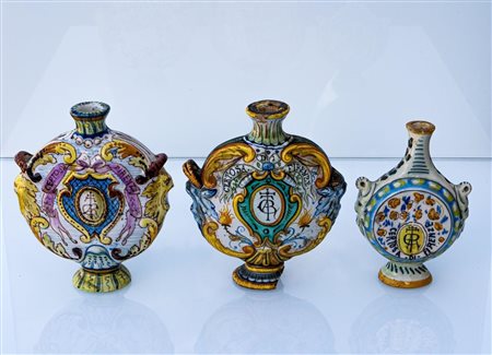 Lotto di tre piccole fiasche da pellegrino. Certosa di Firenze riccamente decorate con mascheroni e stemmi   Manifattura toscana del XX secolo