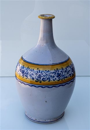 Bottiglia con decoro floreale blu.    Manifattura di Castelli degli anni Quaranta del XX secolo