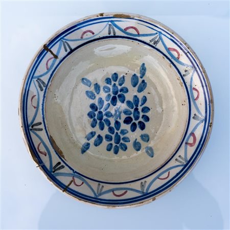 Piatto con decoro geometrico nella tesa e floreale blu nel cavetto   Manifattura di Castelli del terzo quarto del XIX secolo