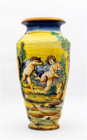 Vaso interamente istoriato con putti danzanti sul fronte e paesaggio al retro   Manifattura del Centro Italia del XX secolo