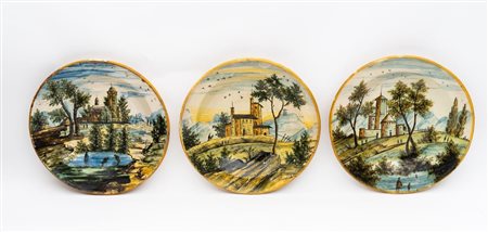 Set di tre piatti fondi con decoro città e viandanti   Manifattura di Torre de' Passeri del XIX secolo