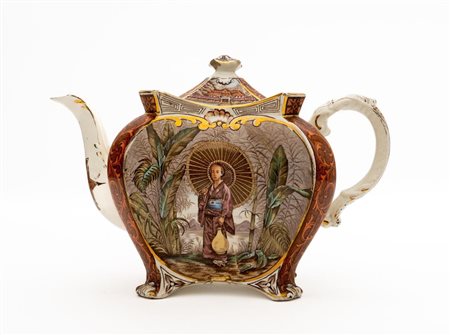 Teiera a bordi mistilinei in policromia e lumeggiata in oro poggiante su quattro piedi, manico a nastro riccamente decorato a rilievo e dipinto a serti fioriti   Manifattura inglese del XX secolo