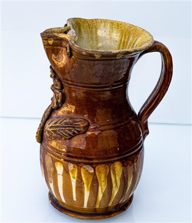 Brocca pugliese in ceramica ingobbiata e invetriata con decoro floreale a rilievo per l'augurio di un buon raccolto   