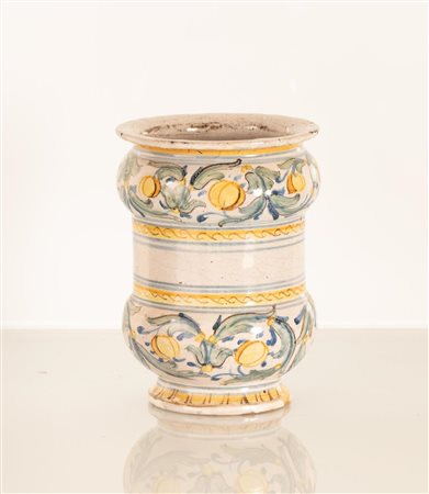 Piccolo albarello-pilloliere decorato con girali fogliati e frutti. Manifattura laziale della fine del XVII secolo e inizi del XVIII secolo.   