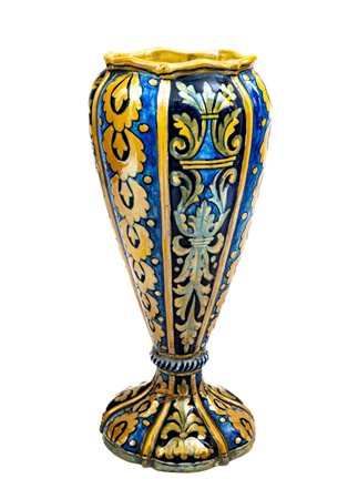 Vaso-calice costolato a bordo mistilineo decorato a lustro metalico con alternanza verticale di motivi fitomorfi e fantastici.    Manifattura di Gualdo Tadino degli anni '40 del Novecento