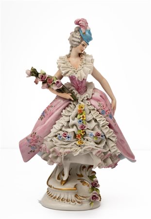 Statuina di donna con mazzo di fiori.   Giuseppe Cappè