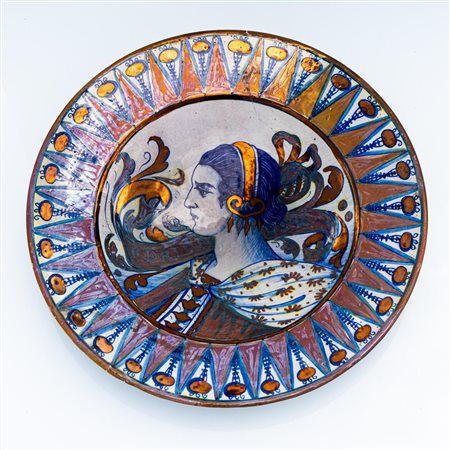 Piatto a lustro Gualdo Tadino G.Paffi con decoro geometrico sulla tesa e ritratto di donna al centro   