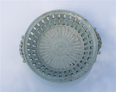 Cestino traforato con manici a tortiglione. Manifattura Castelli, XIX secolo   Manifattura di Castelli del XIX secolo