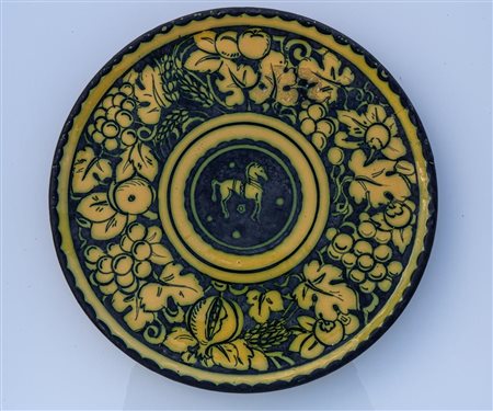 Piatto maiolica ascolana con decoro e frutti sulla tesa e cavallo nel tondo centrale    Manifattura ascolana degli anni Venti del XX secolo
