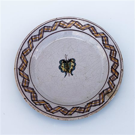 Piatto con decoro a nastro sulla tesa e farfalla nel cavetto.    Manifattura della Real Fabbrica Ferdinandea degli inizi del XIX secolo