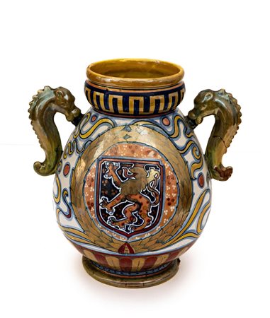 Vaso biansato realizzato da Paolo Rubboli a lustro con manici ad animali fantastici e aquila imperiale in blasone   Manifattura di Gualdo Tadino degli anni '40 del Novecento