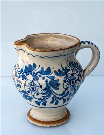 Brocca con decoro a fiori e girali e scritta sul fronte "BEVI POCO". Manifattura umbra, 1918   