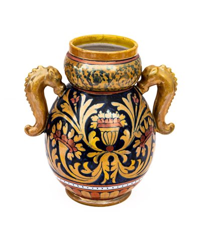 Vaso biansato in maiolica decorta a lustro metallico realizzata da Lorenzo Rubboli con manici a foggia di delfini   Manifattura di Gualdo Tadino del XX secolo