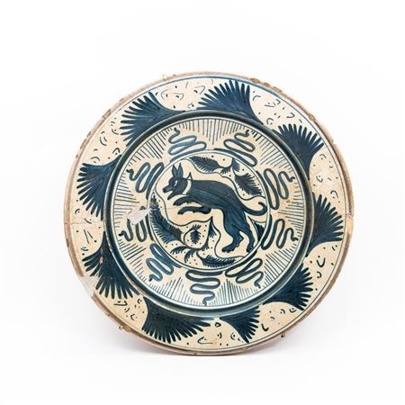 Piatto con decoro in monocromia blu e lupo rampante dell'antico casato fiorentino degli Altoviti    Manifattura umbra della metà del XVI secolo