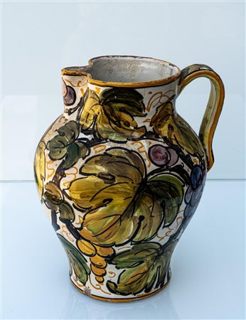 Brocca da esportazione con decoro a tralci di vite.    Manifattura di Castelli degli anni Trenta del XX secolo