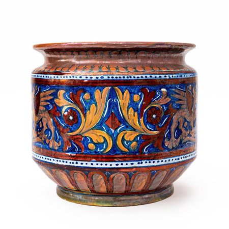 Cachepot in maiolica a lustro metallico rosso con draghi alati e trofeo.     Manifattura di Gualdo Tadino degli anni Trenta del Novecento