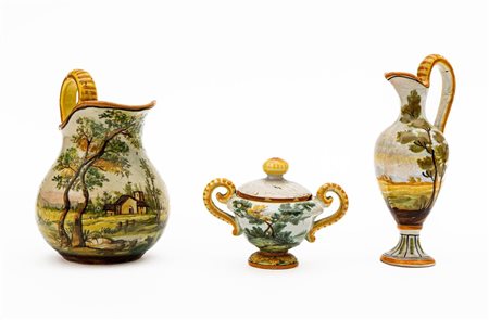 Set di tre maioliche manifattura composto da una piccola anfora, una zuccheriera ed una brocchetta   Manifattura Castelli della metà del XX secolo