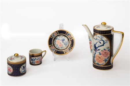 Servizio da caffettiera con decoro a chineserie lumeggiato in oro. Giappone, XX secolo   