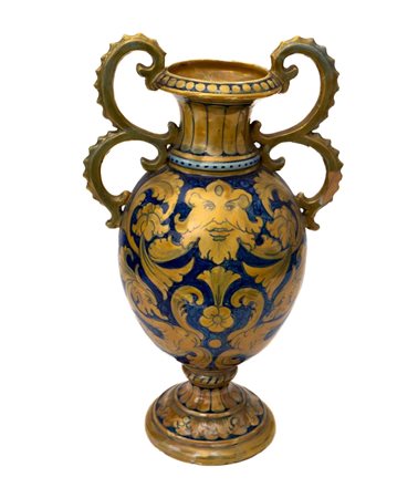 Vaso a lustro metallico di gusto eclettico con doppie anse in stile moresco e corpo ovoidale decorato da mascherone e girali Manifattura umbra del XX secolo