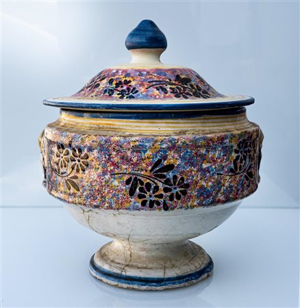 Zuppiera con mascheroni   Manifattura di Castelli degli inizi del XX secolo