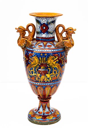 Anfora biansata in maiolia decorata a lustro metallico con anse a foggia di draghi alati. Al fronte e al retro anfora tra due animali fantastici   Manifattura di Gualdo Tadino del XX secolo