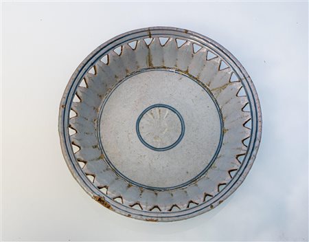 Cestino traforato con decoro centrale blu. Manifattura Castelli, XIX secolo   Manifattura di Castelli del XIX secolo