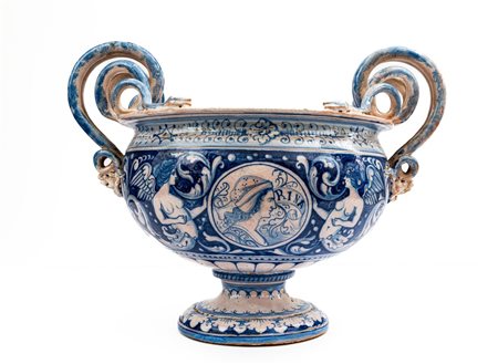 Centrotavola biansato con manici serpentiformi con arpie e due figure di profilo in due medaglioni  Manifattura di Gualdo Tadino degli anni '40 del Novecento