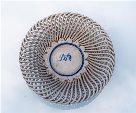 Cestino con iniziali DDM in lettere capitali intrecciate    Manifattura di Castelli della prima metà del XIX secolo