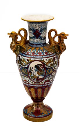 Vaso biansato in maiolia a lustro metallico con anse a foggia di draghi alati. Al fronte e al retro profilo muliebre e virile in riserva   Manifattura di Gualdo Tadino degli anni '40 del Novecento