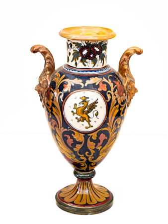 Anfora biansata in maiolica decorata a lustro metallico con prese a foggia di mascheroni,  Manifattura di Gualdo Tadino del XX secolo