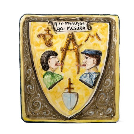 Placca in maiolica decorata a rilievo policromo raffigurnte il detto: " A lo parlare agi mesura"   Manifattura di Giulianova della metà del XX secolo