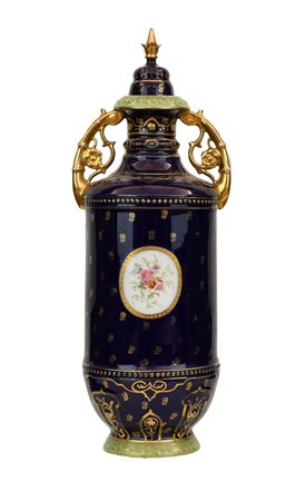 Grande vaso in ceramica con coperchio Sevres cassolettes in ceramica di Sevres XIX Sec. a smalto, policromia e oro, con decori al corpo a riserve con scene campestri e fiori.   