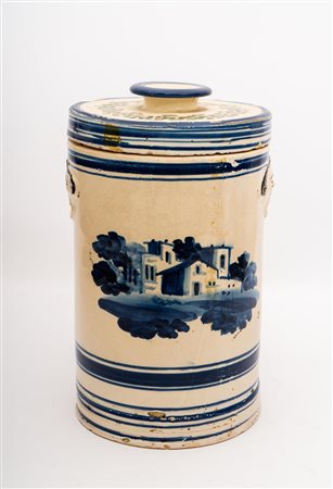 Portastrutto con decoro al fronte e al retro di case blu in paesaggio e a serto fiorito sul coperchio    Manifattura di Castelli della fine del XIX secolo