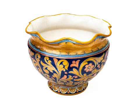 Cachepot con bordo mistilineo realizzato da Alberto Rubboli in maiolica a lustro metallico con profilo di guerriero   Manifattura di Gualdo Tadino degli anni '40 del Novecento