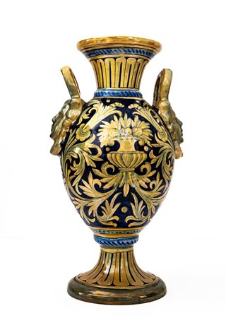 Anfora biansata con mascheroni neorinascimentali a rilievo e decoro a girali fogliati su fondo blu a cammeo   Manifattura di Gualdo Tadino degli anni '40 del Novecento